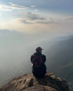 Ik zit hier op het randje van een berg in Sri Lanka