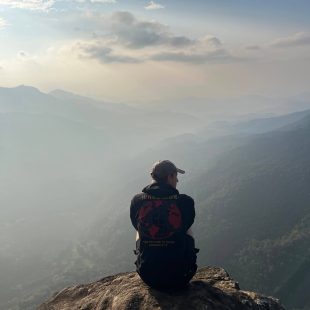 Ik zit hier op het randje van een berg in Sri Lanka